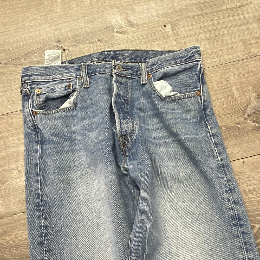 Levis 501 Jeans Mens 33x32 Blue Light Wash Denim Button Fly Straight Leg Classic - Picture 4 of 13